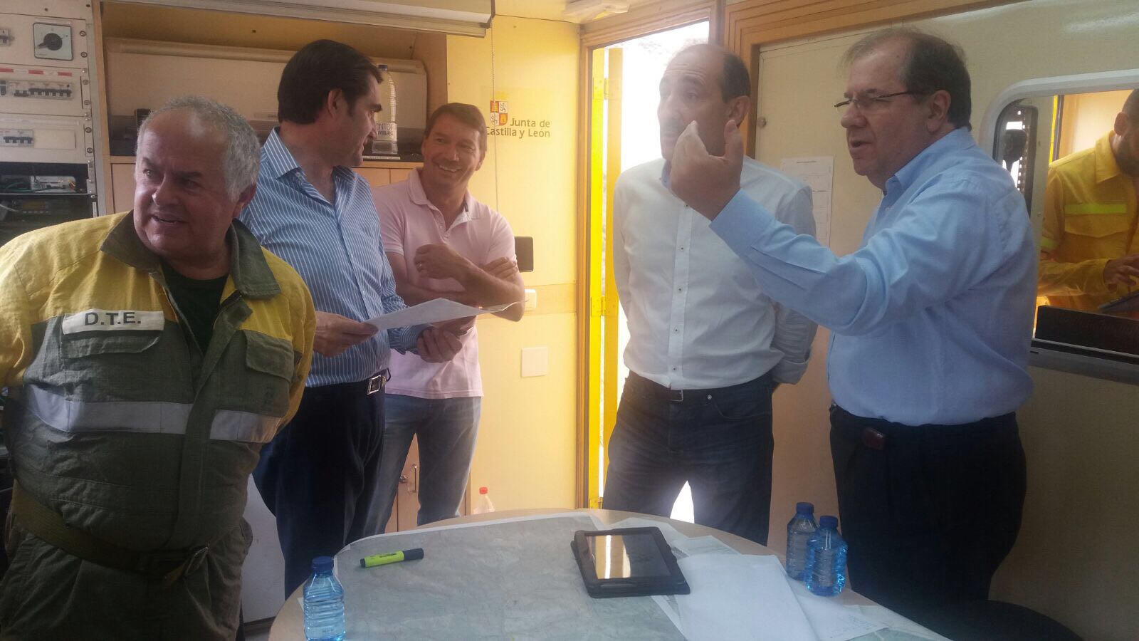 El presidente de la Junta, Juan Vicente Herrera, en el puesto de Mando Avanzado del incendio de La Cabrera