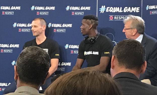 Paul Pogba (c), en la presentación de la campaña #EqualGame. 