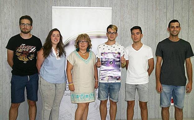 Representantes de los jóvenes, con la concejala Sonia Martín. 
