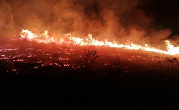 Imagen del avance de las llamas durante la madrugada.