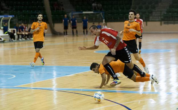 Alvarito cae derribado por un jugador del Aspil Vidal Ribera Navarra.