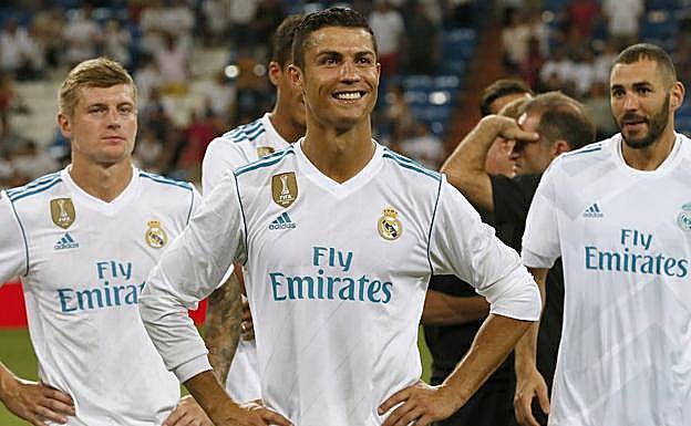 Cristiano Ronaldo sonríe delante de sus compañeros. 