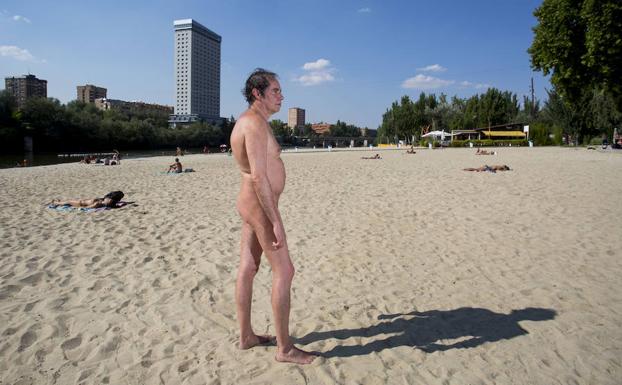 Ismael Rodrigo posa en la playa de Las Moreras, en Valladolid. 