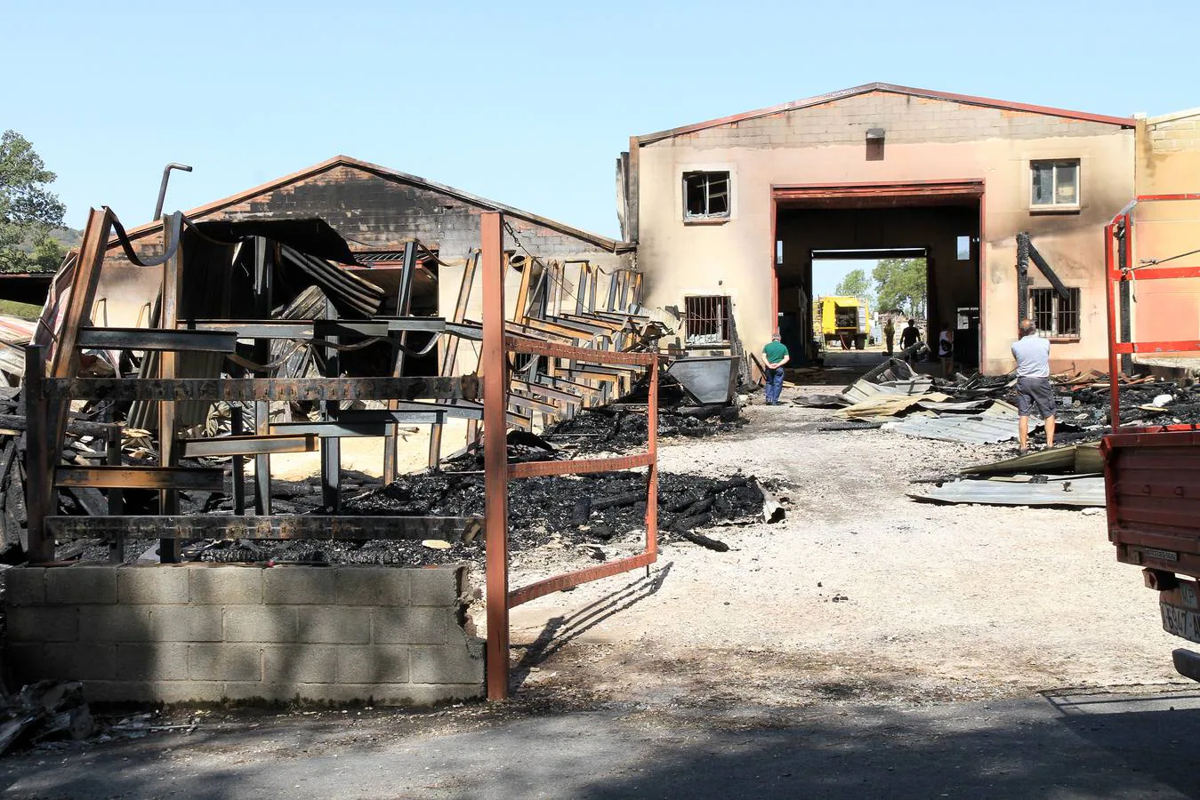 Los bomberos han conseguido controlar el fuego después de una noche entera de intenso trabajo