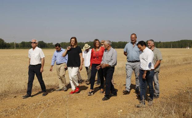 Los representantes políticos, junto a los regantes en las tierras que pasarán a ser de regadío.