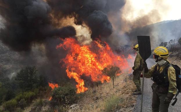 El fuego responde con virulencia y ataca de nuevo en Robledo de Losada