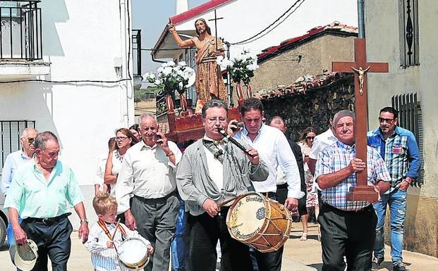 Un momento de la procesión por la localidad.