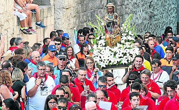 Procesión de la Vigen del Rosario, minutos antes de la inauguración de las fiestas. 