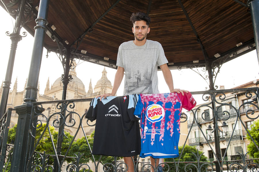 El jugador gallego posa con las camisetas de ambos conjuntos en la Plaza Mayor de Segovia.