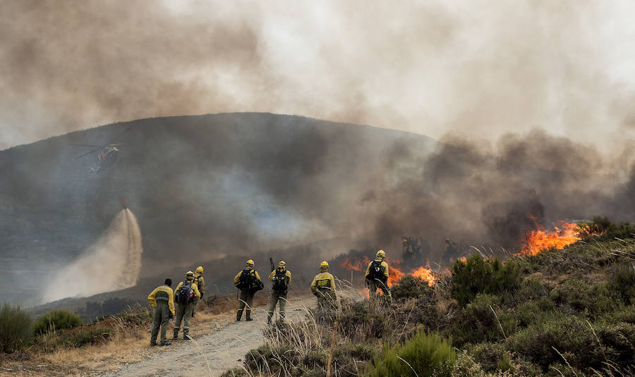 Las labores de extinción del fuego de La Cabrera