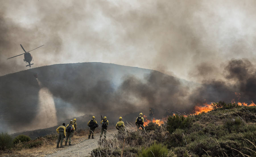 Las labores de extinción del fuego de La Cabrera