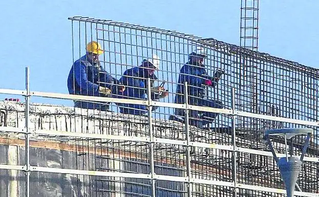 Tres obreros trabajan en una construcción en Segovia. 