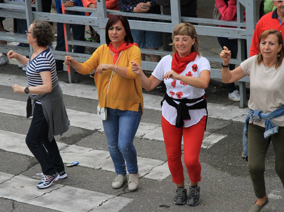 Únicamente tres astados han podido llegar al recorrido urbano y completar la carrera en el que cuatro personas han resultado heridas, dos de ellos por asta de toro y otros dos con contusiones