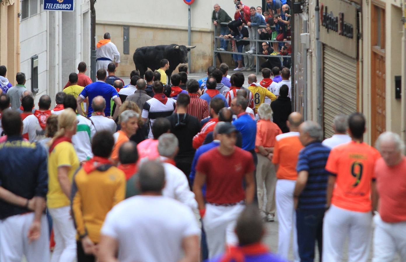 Únicamente tres astados han podido llegar al recorrido urbano y completar la carrera en el que cuatro personas han resultado heridas, dos de ellos por asta de toro y otros dos con contusiones