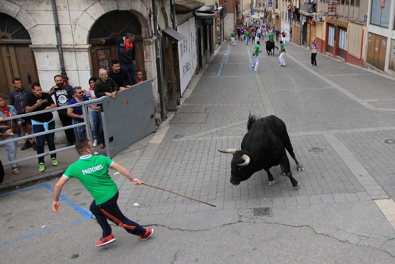 Únicamente tres astados han podido llegar al recorrido urbano y completar la carrera en el que cuatro personas han resultado heridas, dos de ellos por asta de toro y otros dos con contusiones