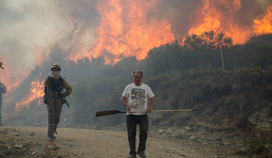 Los vecinos de Santa Eulalia, desolados ante el fuego de La Cabrera