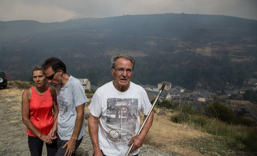 Los vecinos de Santa Eulalia, desolados ante el fuego de La Cabrera