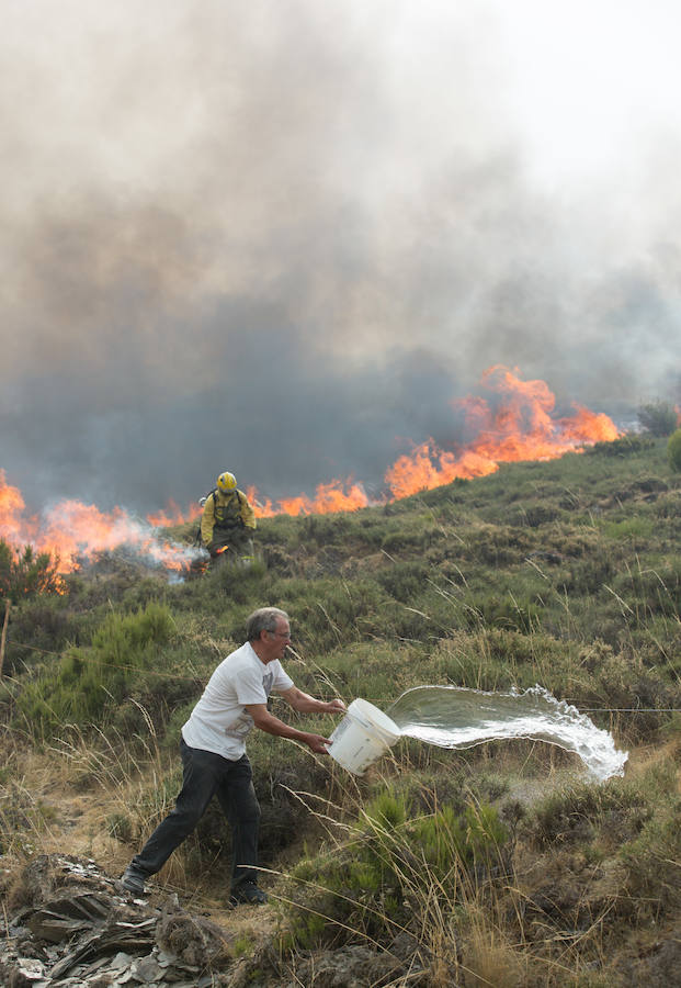 Los vecinos de Santa Eulalia, desolados ante el fuego de La Cabrera