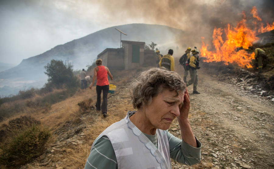 Los vecinos de Santa Eulalia, desolados ante el fuego de La Cabrera