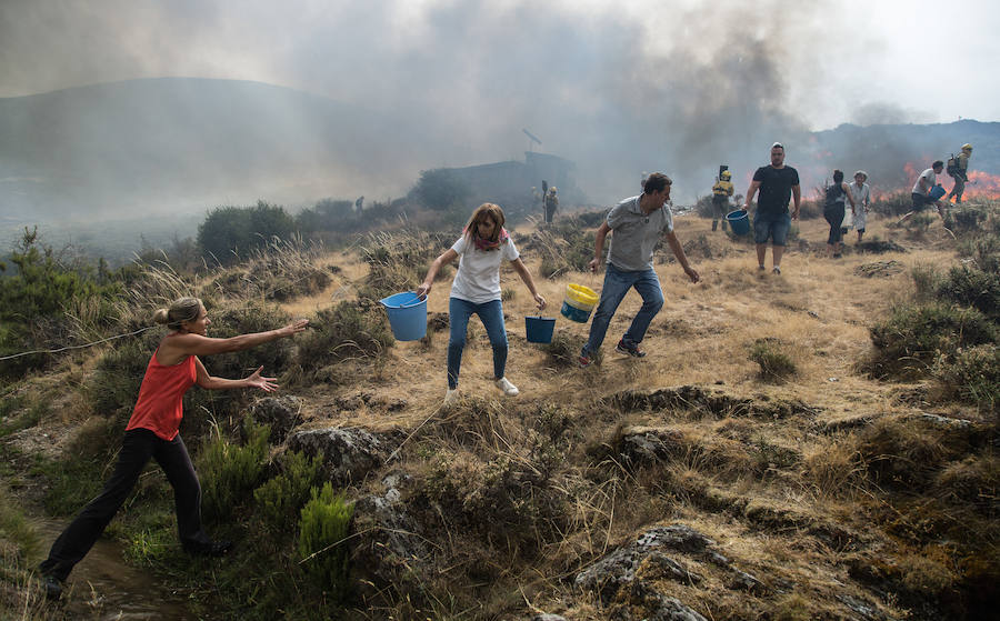 Los vecinos de Santa Eulalia, desolados ante el fuego de La Cabrera