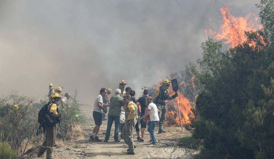 Los vecinos de Santa Eulalia, desolados ante el fuego de La Cabrera