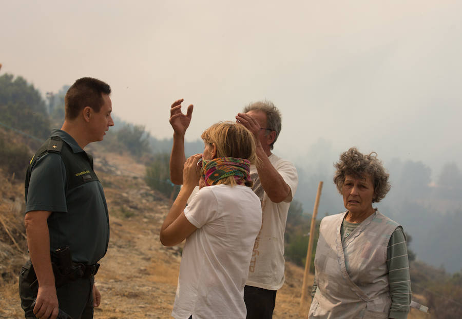 Los vecinos de Santa Eulalia, desolados ante el fuego de La Cabrera
