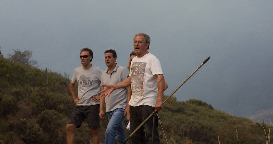 Los vecinos de Santa Eulalia, desolados ante el fuego de La Cabrera