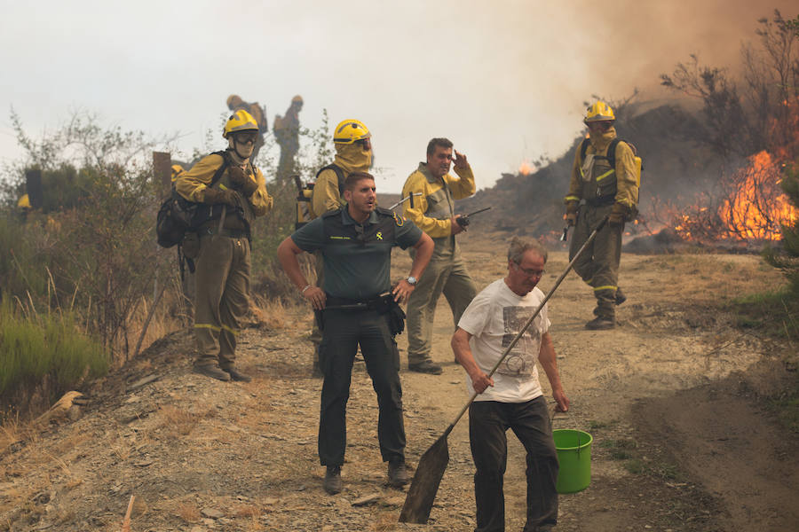 Los vecinos de Santa Eulalia, desolados ante el fuego de La Cabrera