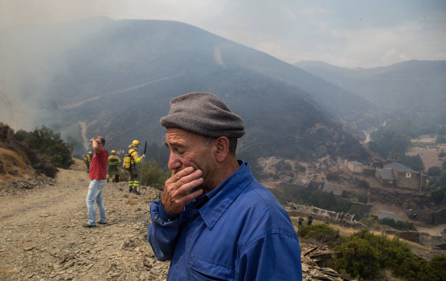 Los vecinos de Santa Eulalia, desolados ante el fuego de La Cabrera