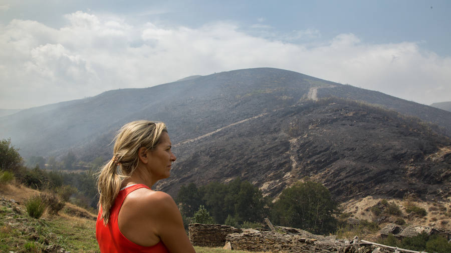 Los vecinos de Santa Eulalia, desolados ante el fuego de La Cabrera