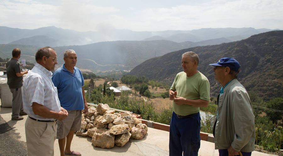 Los vecinos de Santa Eulalia, desolados ante el fuego de La Cabrera