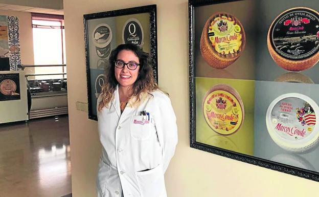 Raquel Prieto, en las instalaciones de la empresa Marcos Conde, donde desarrolla su labor en el área de calidad. 