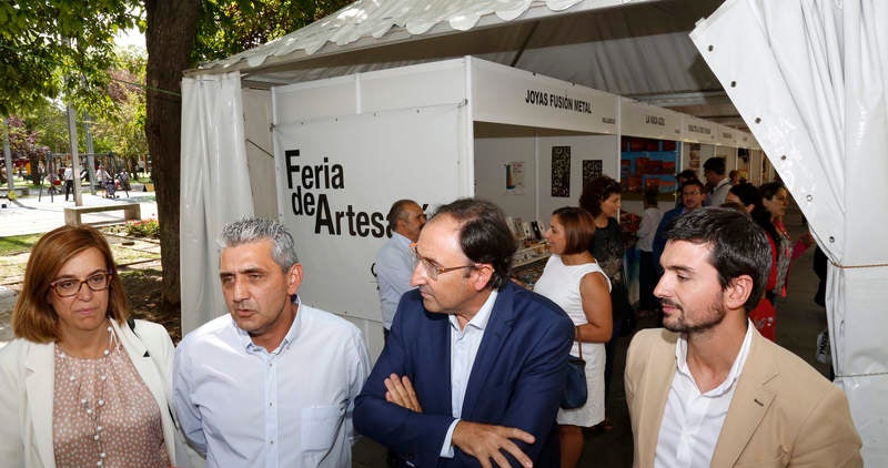 28 firmas de toda España participan en la feria instalada en el parque del Salón