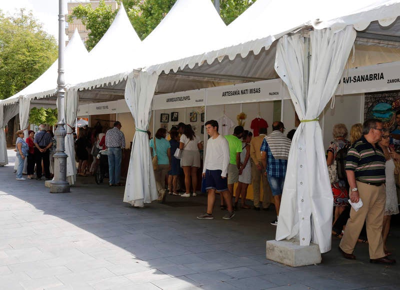 28 firmas de toda España participan en la feria instalada en el parque del Salón