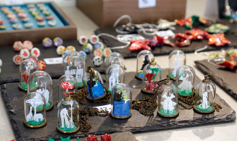 28 firmas de toda España participan en la feria instalada en el parque del Salón