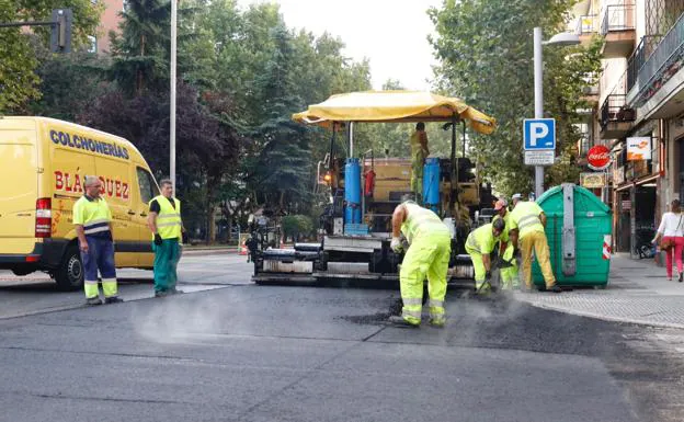 Obras en de asfaltado en Torres Villarroel.