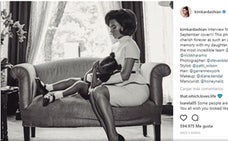 Kim Kardashian, junto a la pequeña North y vestida como Jackie Kennedy. 