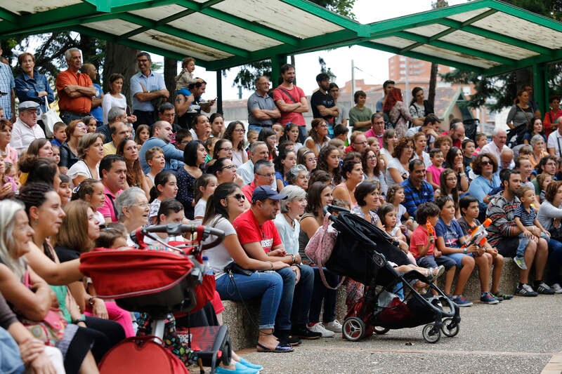 Muestra de artistas de calle Bicirco en el parque de Los Jardinillos de Palencia