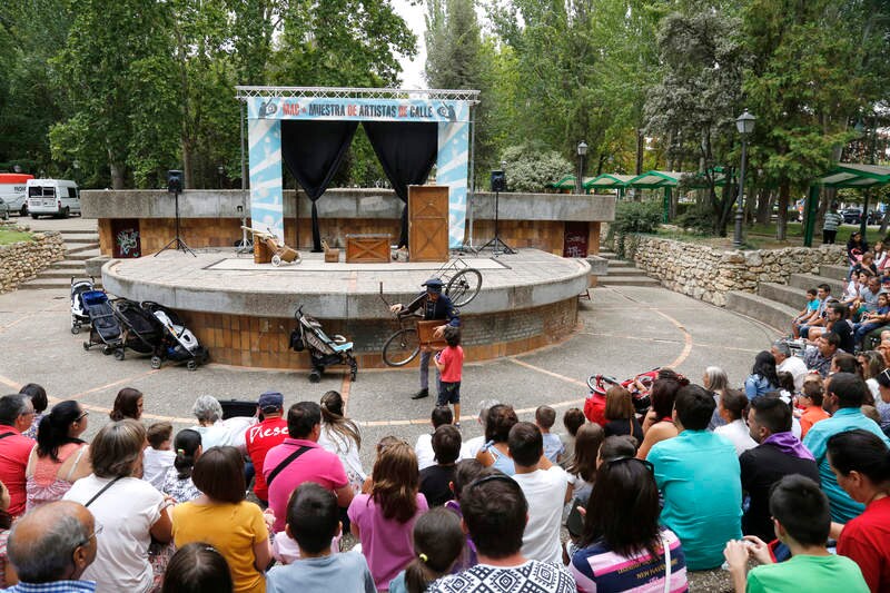 Muestra de artistas de calle Bicirco en el parque de Los Jardinillos de Palencia