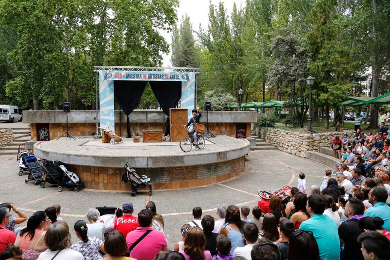 Muestra de artistas de calle Bicirco en el parque de Los Jardinillos de Palencia