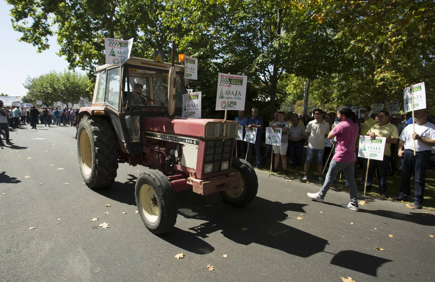 Los manifestantes han hecho sonar pitidos, gritos y protestas durante el trayecto de la marcha con la que pretenden llamar la atención tras un verano que está dejando «una situación precaria»