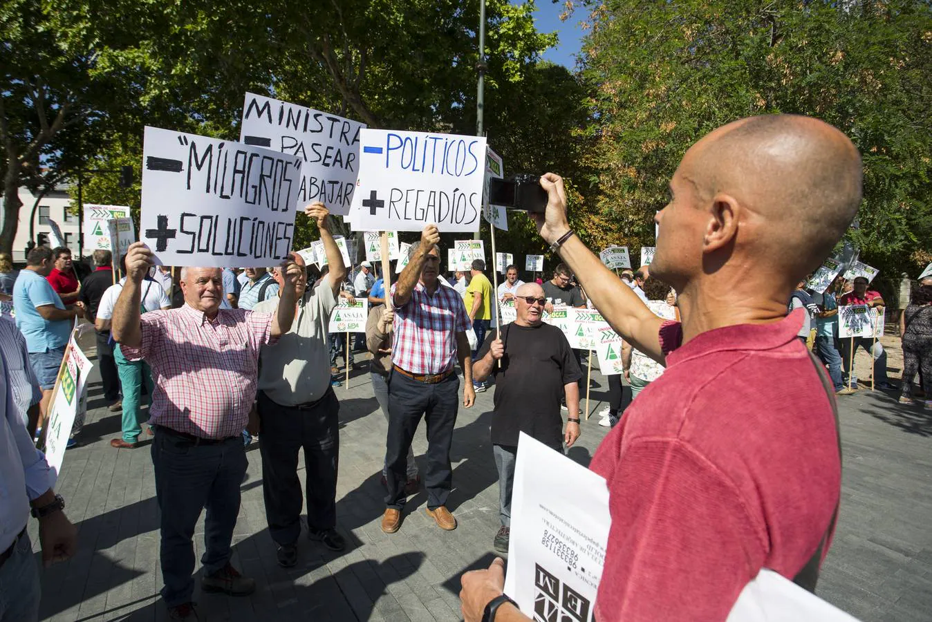 Los manifestantes han hecho sonar pitidos, gritos y protestas durante el trayecto de la marcha con la que pretenden llamar la atención tras un verano que está dejando «una situación precaria»