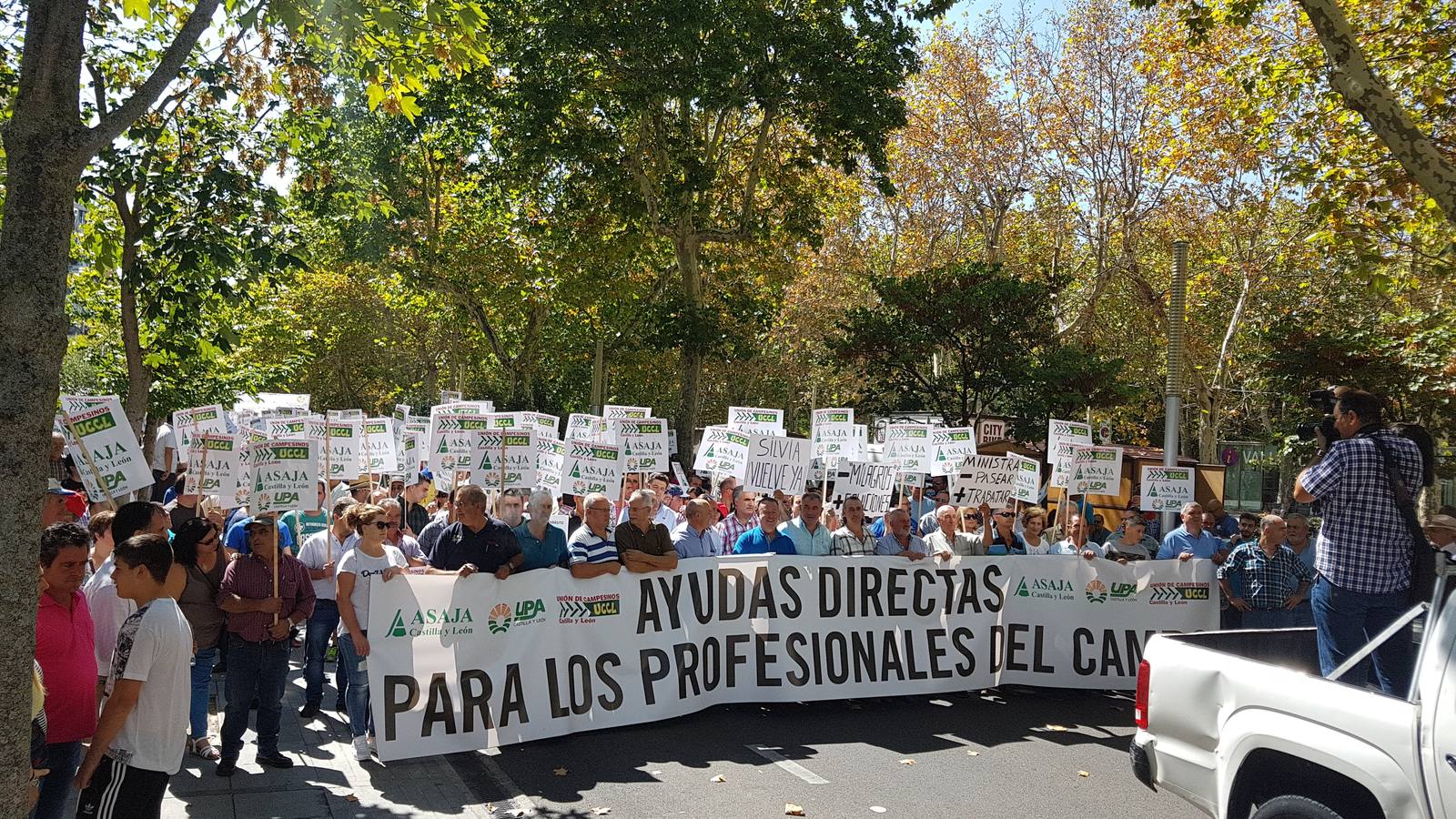 Los manifestantes han hecho sonar pitidos, gritos y protestas durante el trayecto de la marcha con la que pretenden llamar la atención tras un verano que está dejando «una situación precaria»