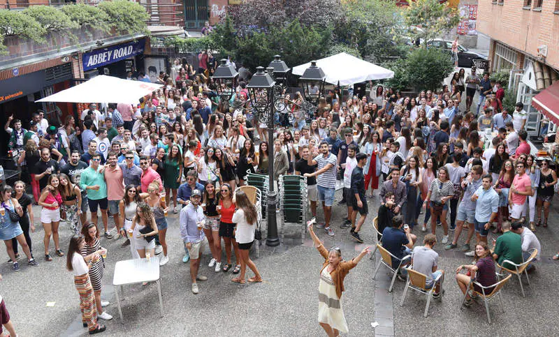 Cientos de jóvenes se han concentrado en una fiesta en la calle promovida por los bares de la zona