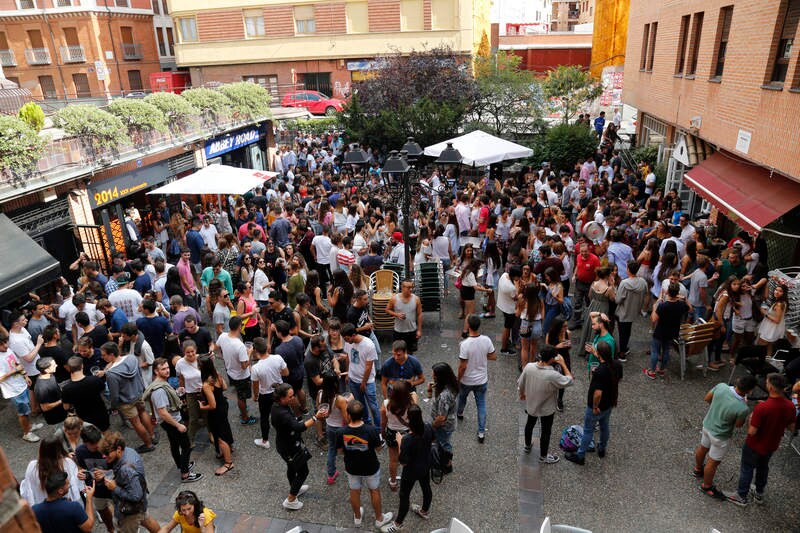 Cientos de jóvenes se han concentrado en una fiesta en la calle promovida por los bares de la zona