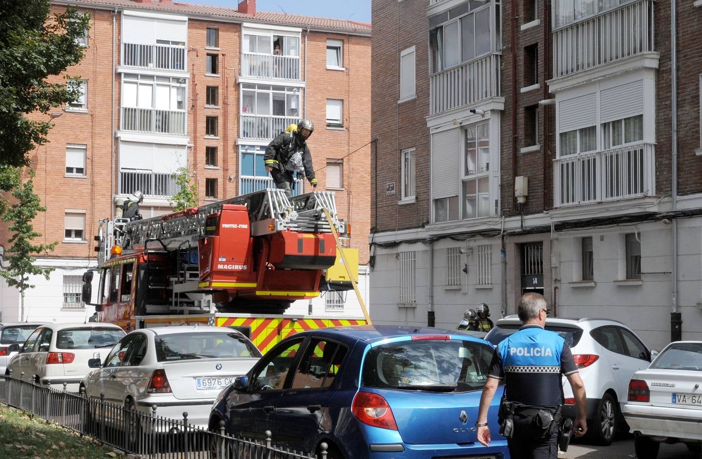 Los bomberos intervienen en la calle Doctor Fleming