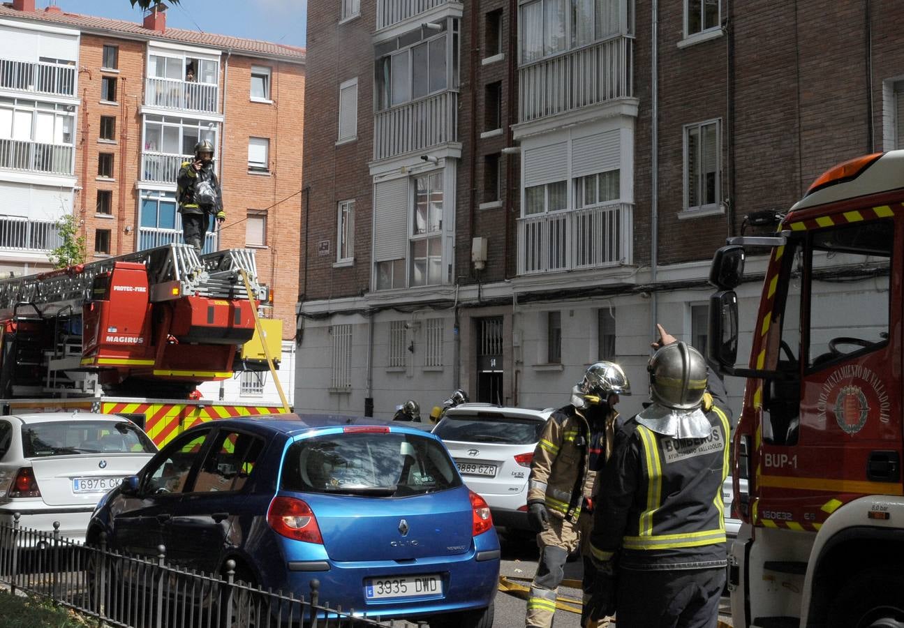 Los bomberos intervienen en la calle Doctor Fleming