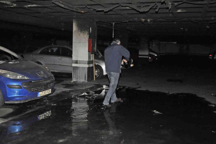Los bomberos intervienen en la calle Doctor Fleming