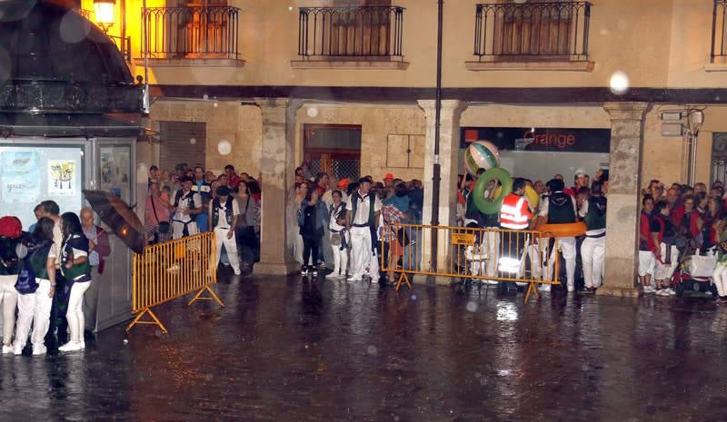 La lluvia obliga a posponer el pregón para mañana 