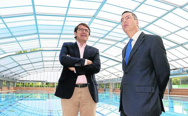 El alcalde de la capital y el concejal de Deportes, durante su visita a la piscina cubierta de Garrido. 